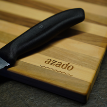 Laden Sie das Bild in den Galerie-Viewer, azado Holzschneidebrett mit integriertem Victorinox Brotmesser