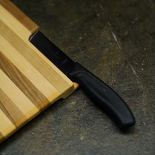 Laden Sie das Bild in den Galerie-Viewer, azado Holzschneidebrett mit integriertem Victorinox Brotmesser