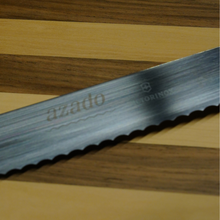 Laden Sie das Bild in den Galerie-Viewer, azado Holzschneidebrett mit integriertem Victorinox Brotmesser