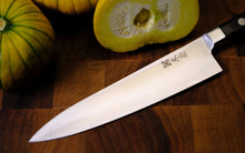 Laden Sie das Bild in den Galerie-Viewer, ISSHO TABERU Chiisai Gyuto Kochmesser 160mm