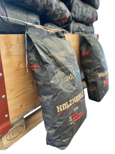 Laden Sie das Bild in den Galerie-Viewer, azado Holzkohle Original 4kg (Buchenholz)