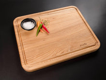 Laden Sie das Bild in den Galerie-Viewer, Azado Massiv-Schneidebrett mit Saftrinne - Azado AG