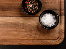 Laden Sie das Bild in den Galerie-Viewer, Azado Massiv-Schneidebrett mit Saftrinne - Azado AG