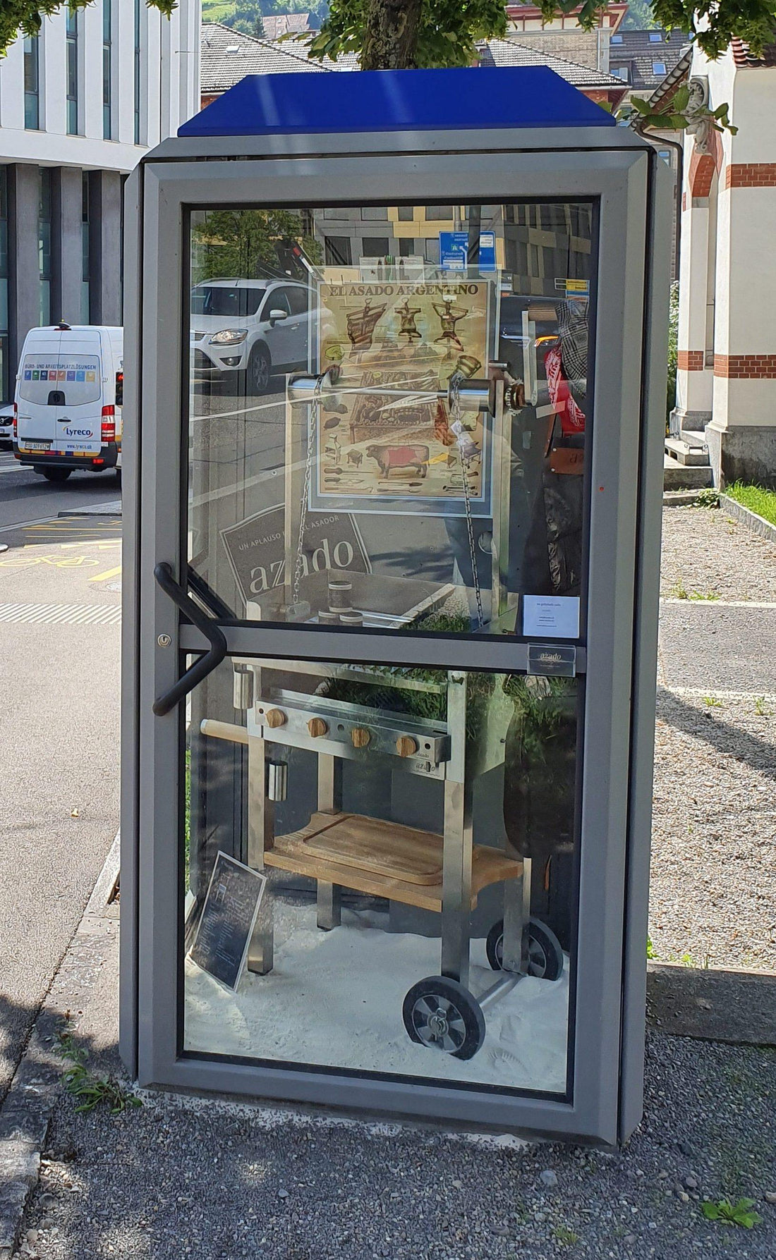 "A Grillchef's call" - azado in der Telefonkabine - Azado AG