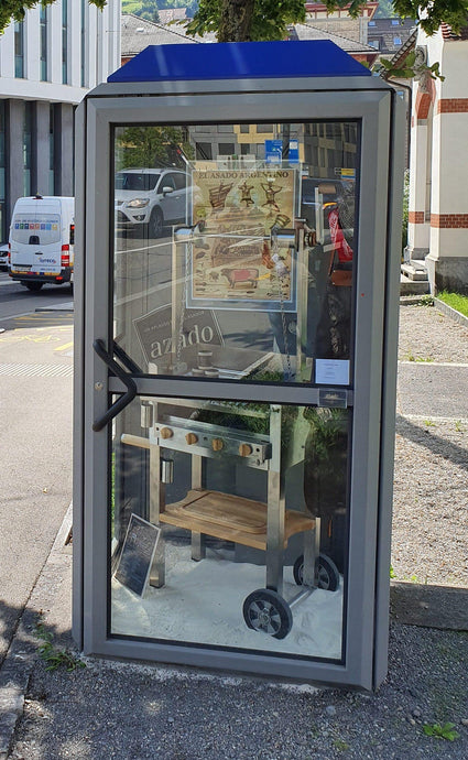 "A Grillchef's call" - azado in der Telefonkabine
