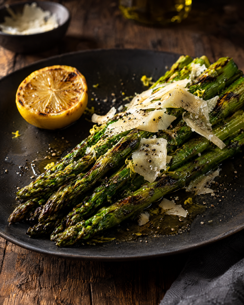 Gegrillter Spargel mit Zitrone und Parmesan