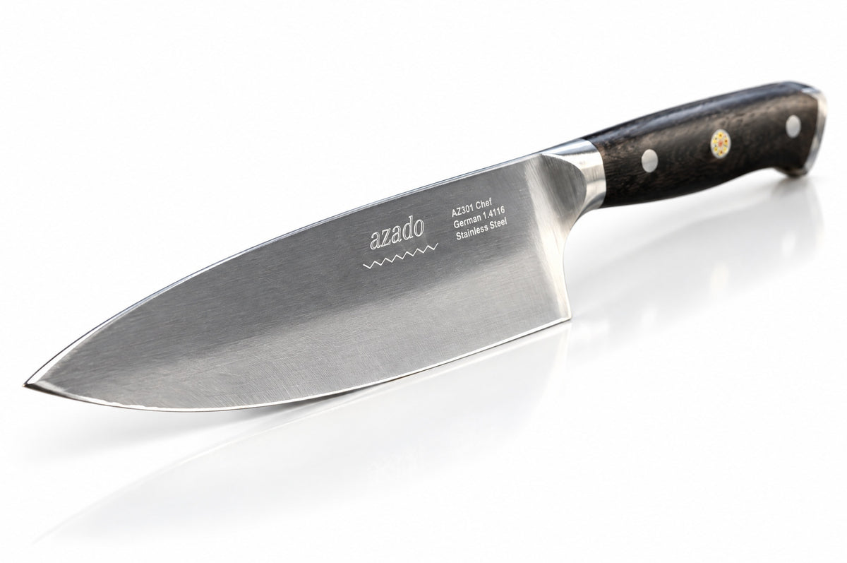 azado Chefmesser AZ301, schräge Ansicht der Klinge mit Gravur