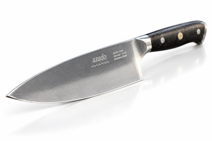 azado Chefmesser AZ301, schräge Ansicht der Klinge mit Gravur