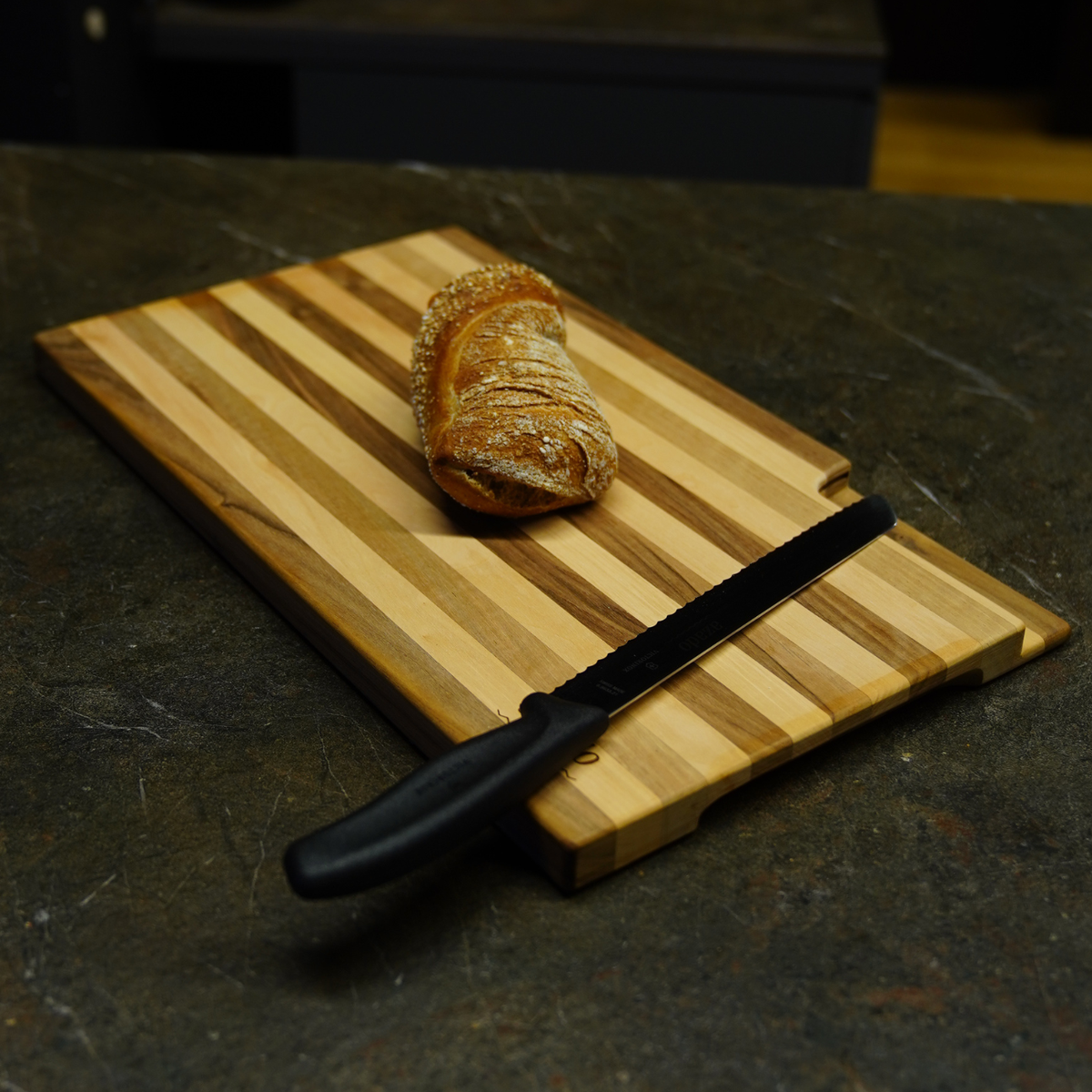 azado Holzschneidebrett mit integriertem Victorinox Brotmesser (Ausstellungsstück) – Bild 5