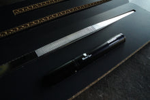 Laden Sie das Bild in den Galerie-Viewer, Geschenkpaket "für heisse Nächte &amp; saftige Stücke" (Grillpinzette + Feuerzeug)
