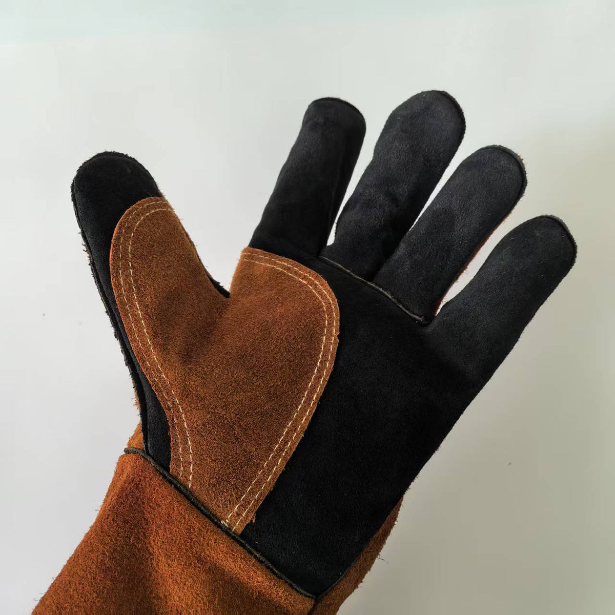 Grillhandschuh aus Leder, Innenhand mit brauner Lederverstärkung