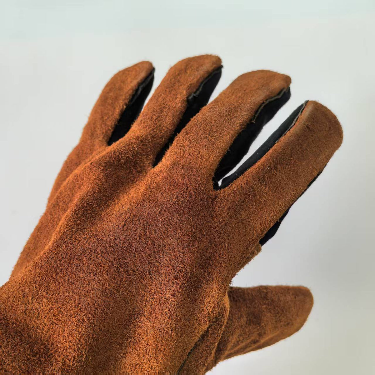 Grillhandschuh aus Rindspaltleder, Detailansicht der braunen Lederoberfläche