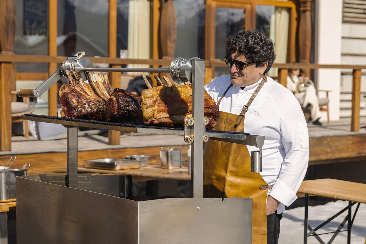 Mauro Colagreco grilliert auf einem azado Grill in St. Moritz