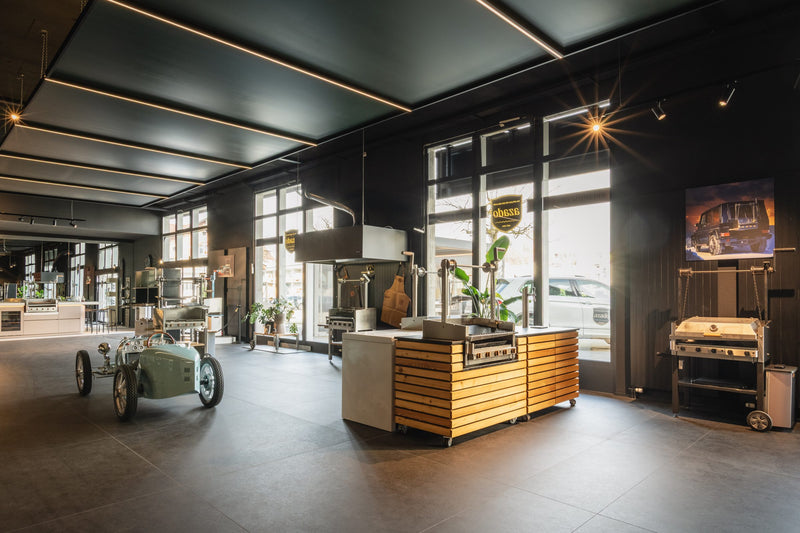 Grills und Aussenküche an der Fensterfront des azado Showrooms