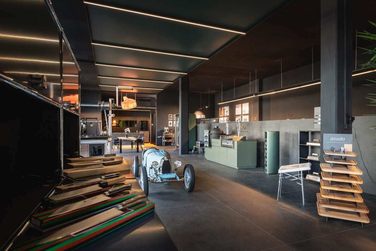 Showroom von azado in Wittenbach mit Grills, Aussenküchen und einem Bugatti Baby