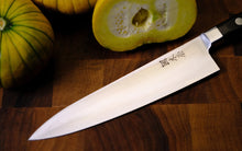 Laden Sie das Bild in den Galerie-Viewer, ISSHO TABERU Chiisai Gyuto Kochmesser 160mm
