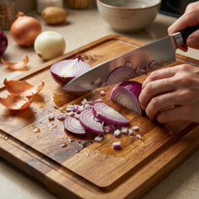 Laden Sie das Bild in den Galerie-Viewer, 87-STEAKart Massives Schneidebrett 40x30cm mit Saftrille &amp; Auffangmulde
