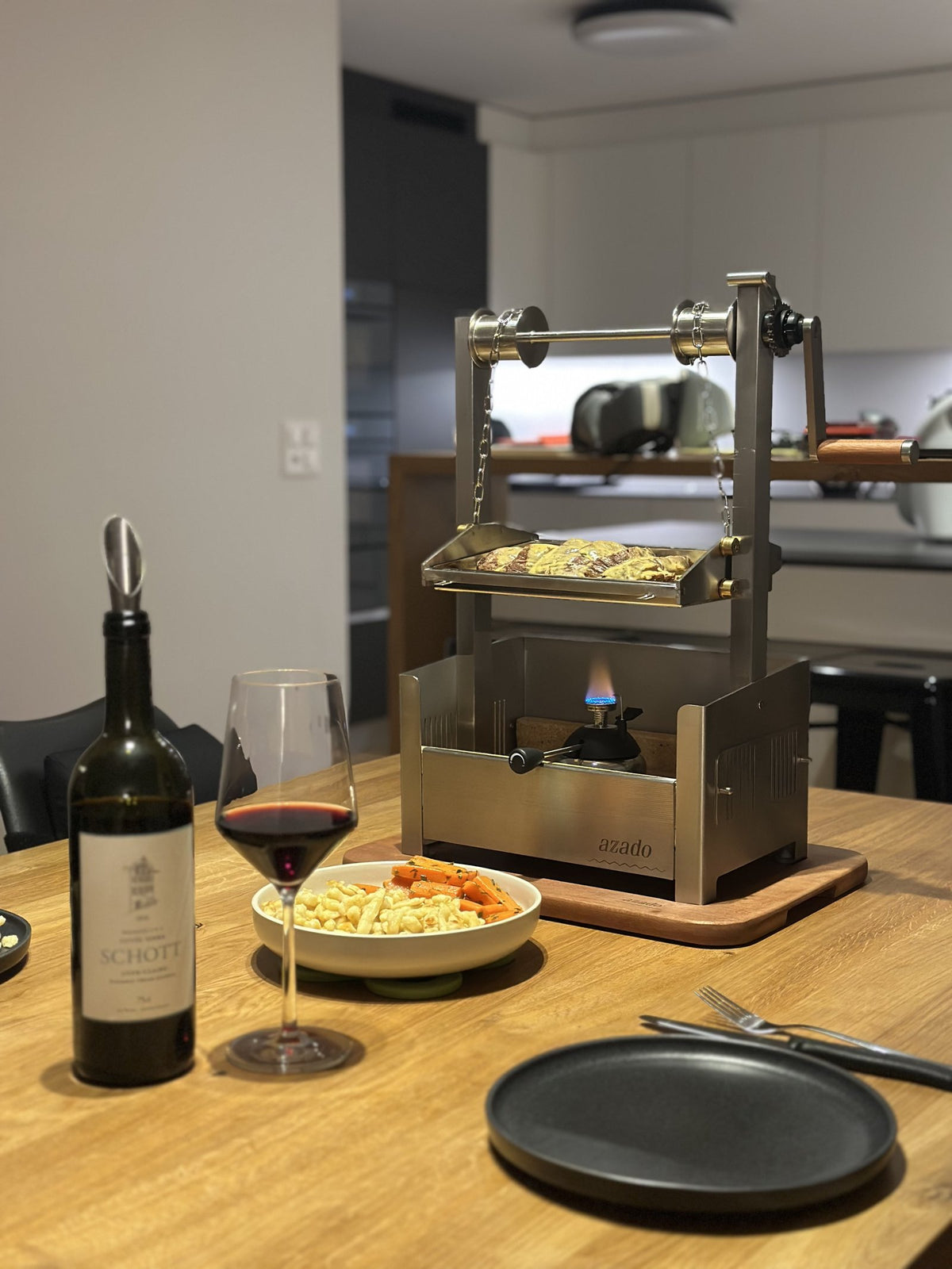 El Chiquito bei einem Kunden am Esstisch: Gasrechaud, Grillschale und Entrecôte