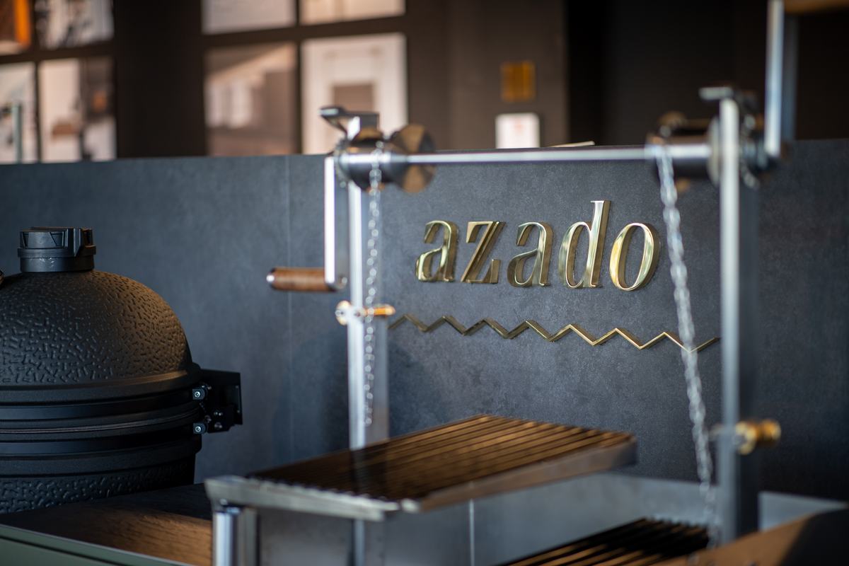 azado Logo-Wand mit Grill im Showroom